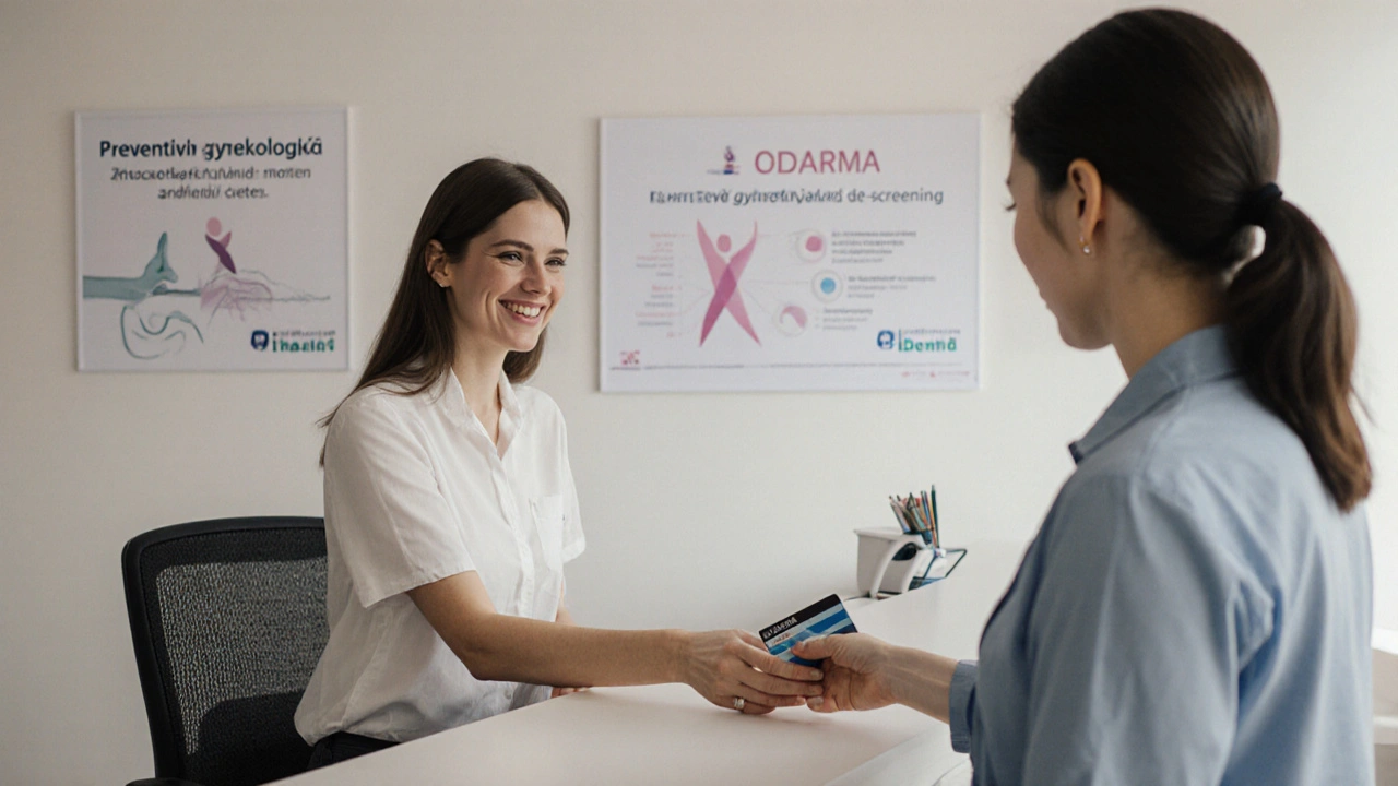 Žena podává občanku a pojištěnku na příjmu ve veřejné zdravotní péči.