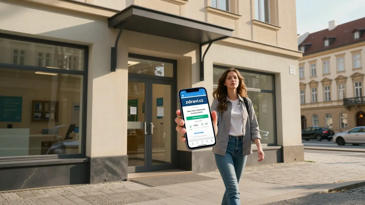 Žena vstupuje do kliniky s potvrzeným termínem na telefonu.