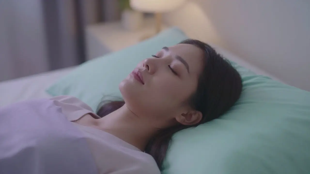 Klidná žena v relaxačním prostředí symbolizující stresovou prevenci a zotavení.